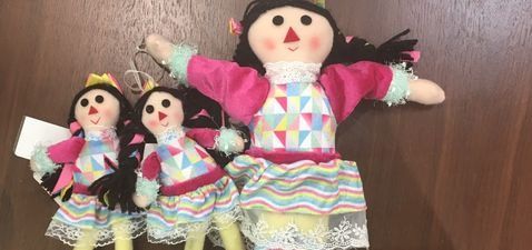 Querétaro en contra de las muñecas mazahua ‘piratas’ de venta en Liverpool