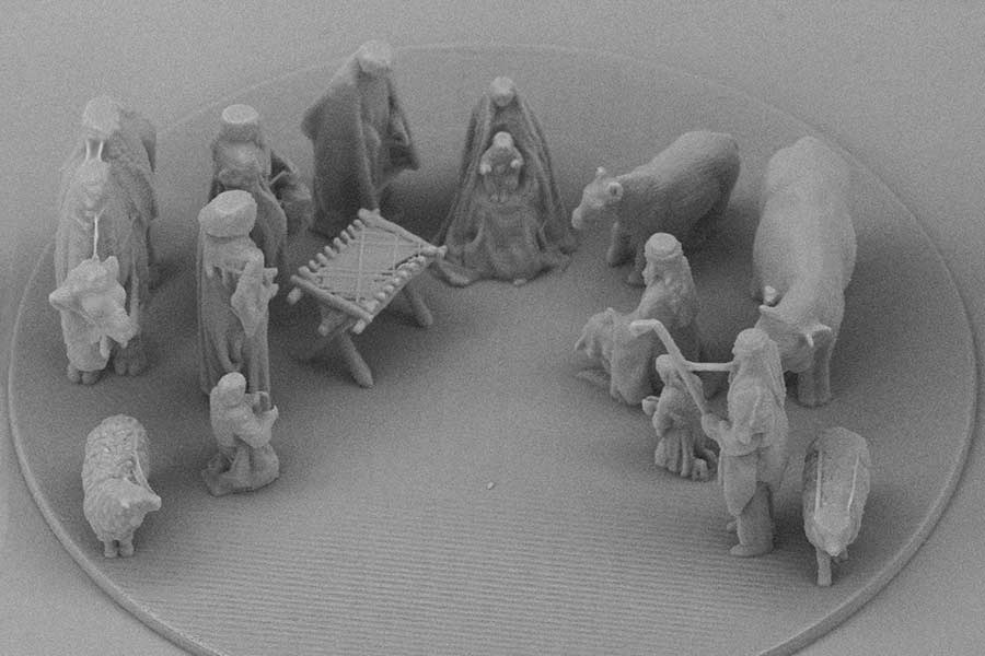 Papa Francisco recibe nacimiento microscópico