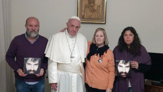 El Papa Francisco visita a familia de artesano argentino desaparecido
