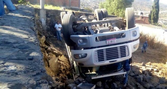 Vuelca pipa de gas en Milpa Alta