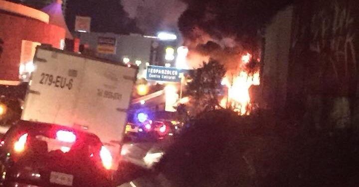 Se incendia pipa tras chocar en el Paso Express