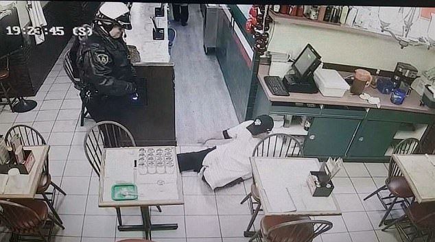 #Video Policía paraliza a empleado de pizzería sin motivo legal