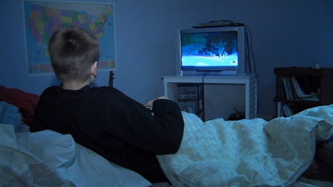 Los riesgos de una mala postura al ver tv o usar el celular en la cama