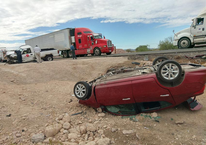 Choque y volcadura en Coahuila acaba con luna de miel