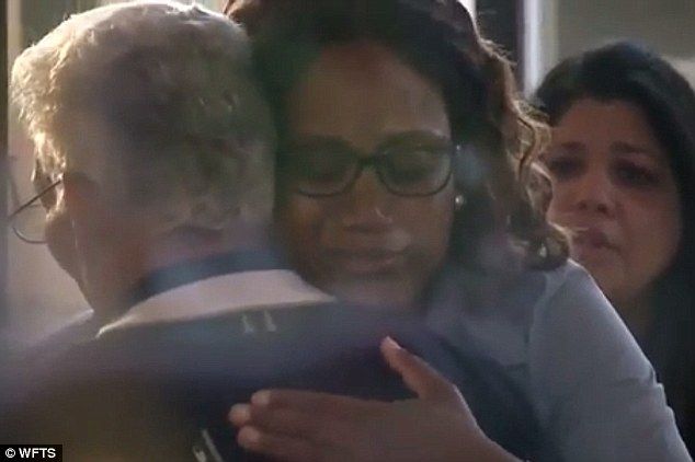 Recompensan a empleada de McDonald’s que ayudó a atrapar a asesino