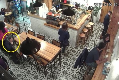 #Video Así roban mochilas en cafés de Coyoacán