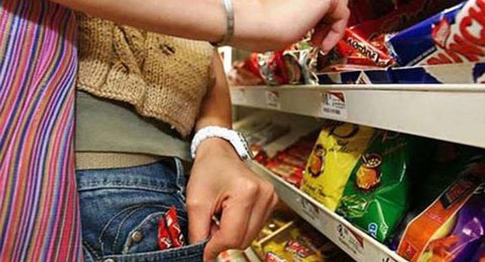 #Video Mujer enseña a menor a robar tienda de abarrotes