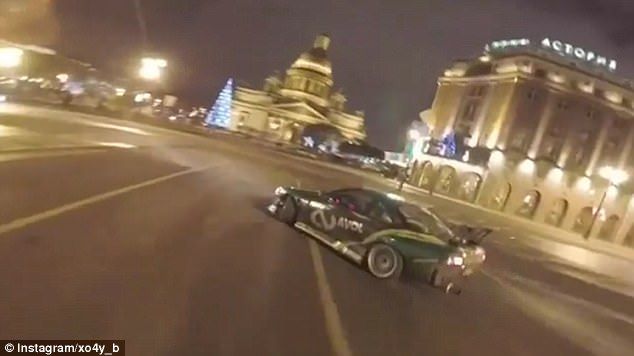 #Viral Deportivo derrapa a alta velocidad en plaza de Rusia
