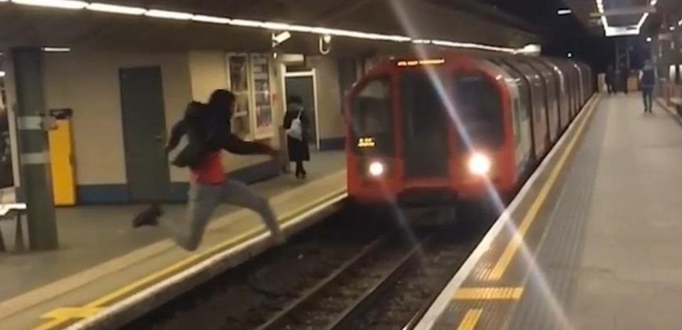 #Video Hombre arriesga su vida al saltar las vías del metro
