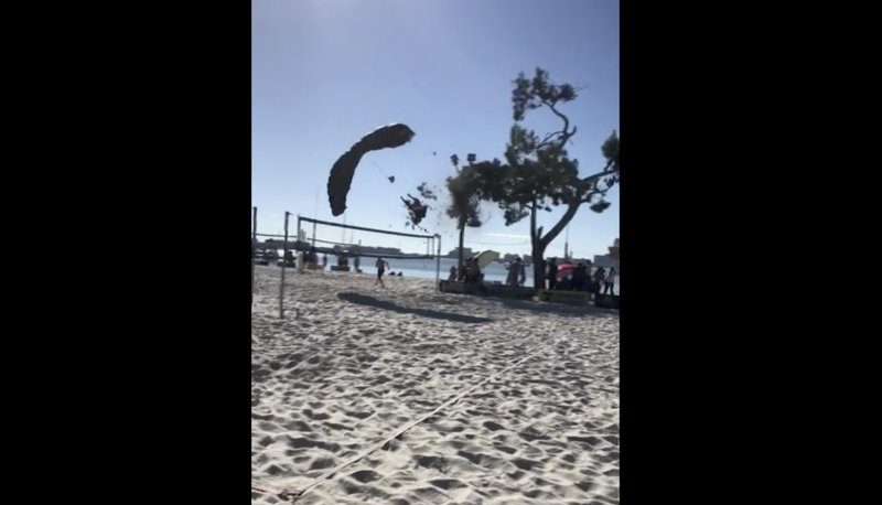 #Video Santa Claus se rompe una pierna tras lanzarse en paracaídas