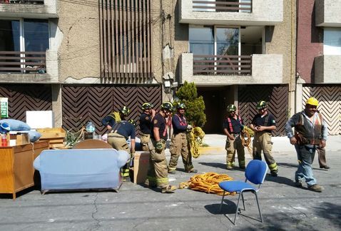 Recuperan muebles damnificados de Coapa por sismo