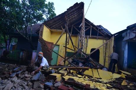 Sismo de 6.5 grados deja tres muertos en Indonesia