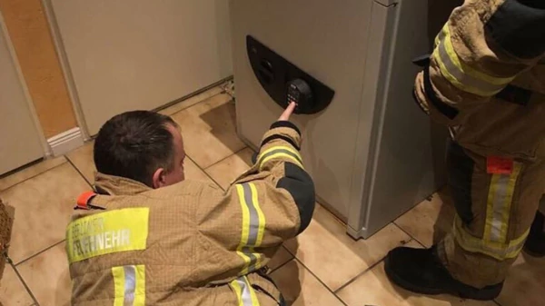 Niño juega a las ‘escondidillas’ y queda encerrado en caja fuerte