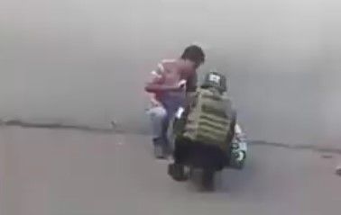 #Viral Soldado regala juguete a niño que vendía chicles