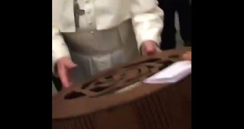 Regalan sombrero campechano y solideo artesanal al papa Francisco