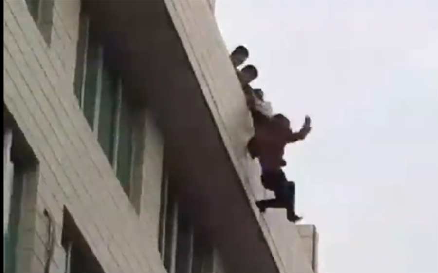 #Video Hombre evita suicidio en China