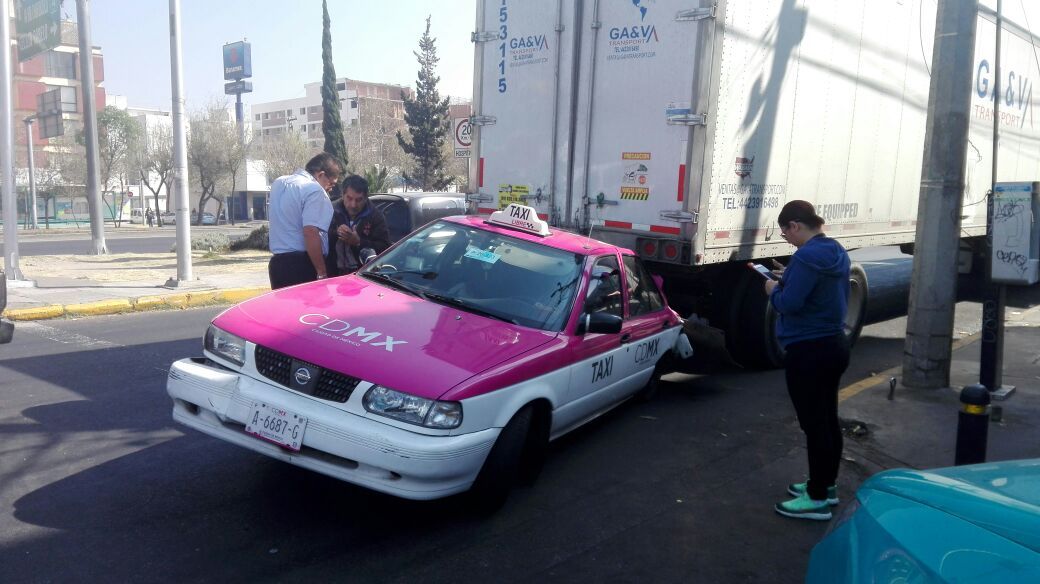 Choca tráiler con taxi en Calzada Zaragoza