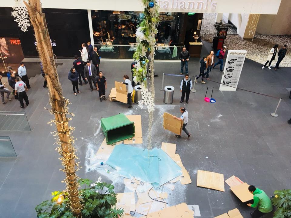 Cae parte del techo de Reforma 222