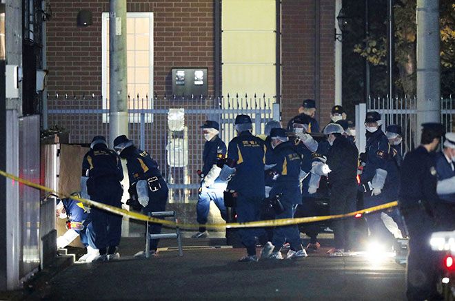 Asesinan a tres personas en ataque con espadas en templo de Tokio