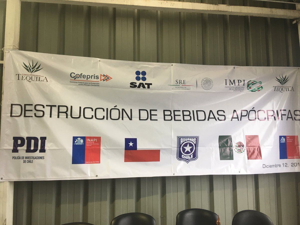 Destruyen más de 15 mil botellas de tequila falso en Chile