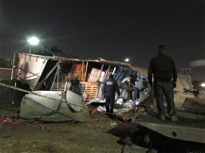 Vuelca tráiler que transportaba galletas en Tlalnepantla