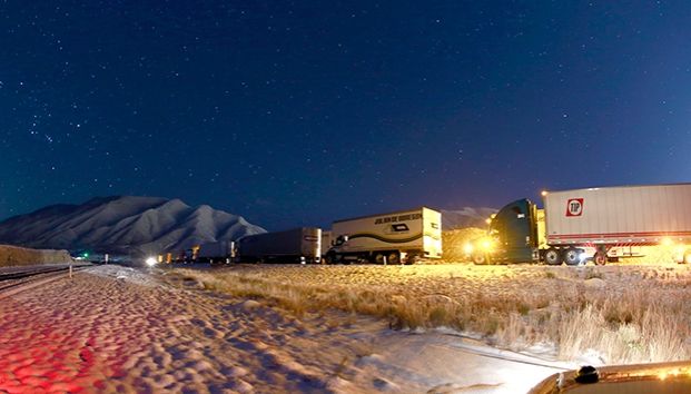 Nevadas dejan más de dos mil tráileres varados en Coahuila