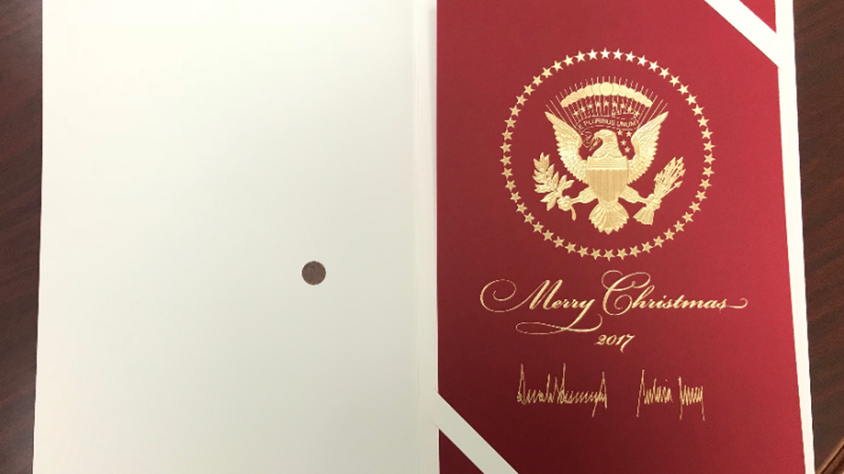 Trump envía gigantesca carta al Congreso por Navidad