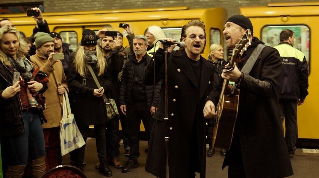 #Video U2 sorprende con concierto en Metro de Berlín