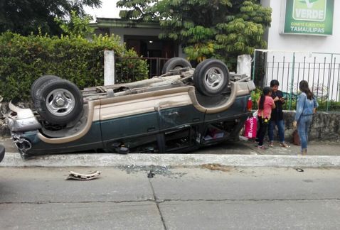 Camioneta choca y vuelca en calles de Tampico