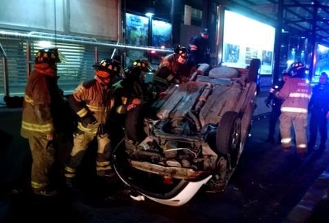 Vuelca coche en carril de Metrobús Obrero Mundial