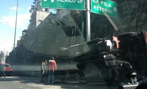 Vuelca tráiler en la carretera México-Toluca