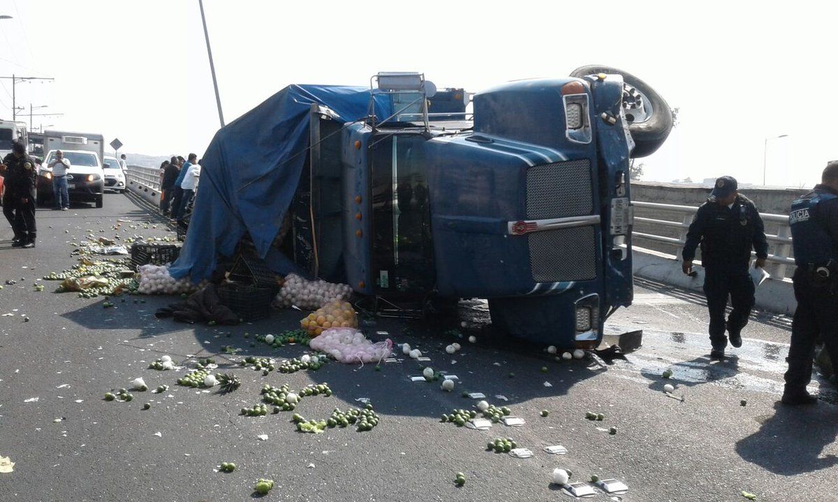 Vuelca camión en Eje 3 Oriente tras persecución