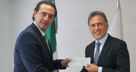 PGR entrega a Yunes 40 mdp saqueados por ex funcionarios de Veracruz