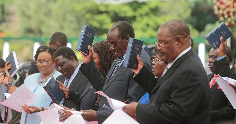 Gobierno de Zimbabue rinde juramento tras cese de Mugabe