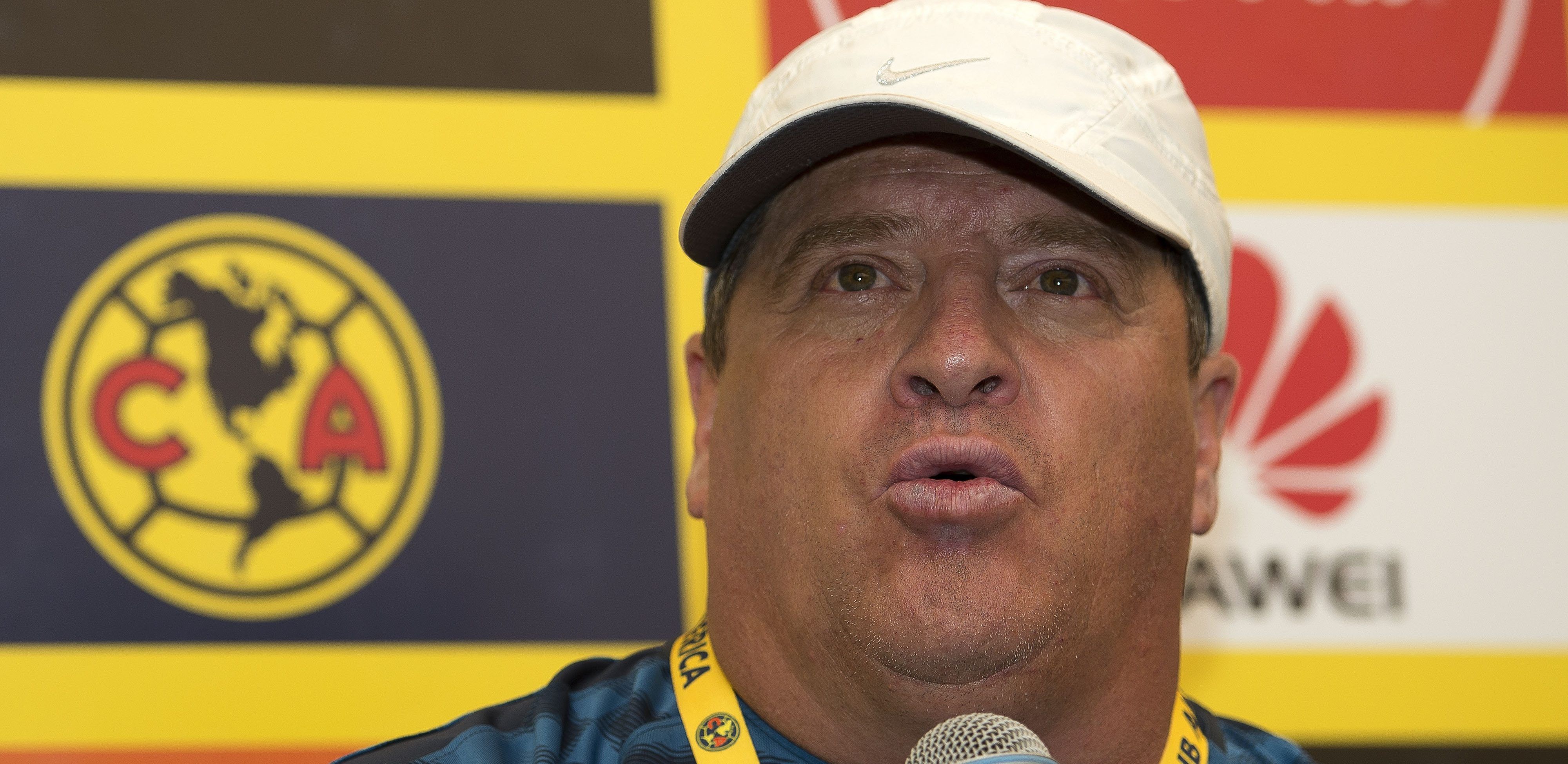 Miguel Herrera abre posibilidad de contratar a ‘El Chicharito’