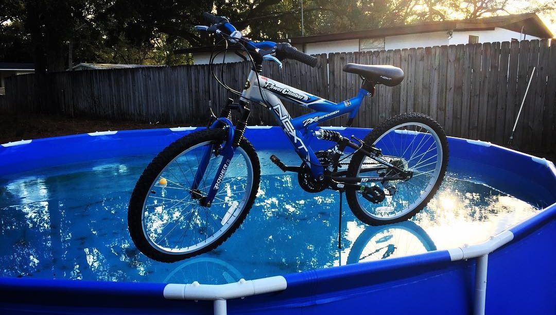 #VIDEO Frío congela alberca en Florida