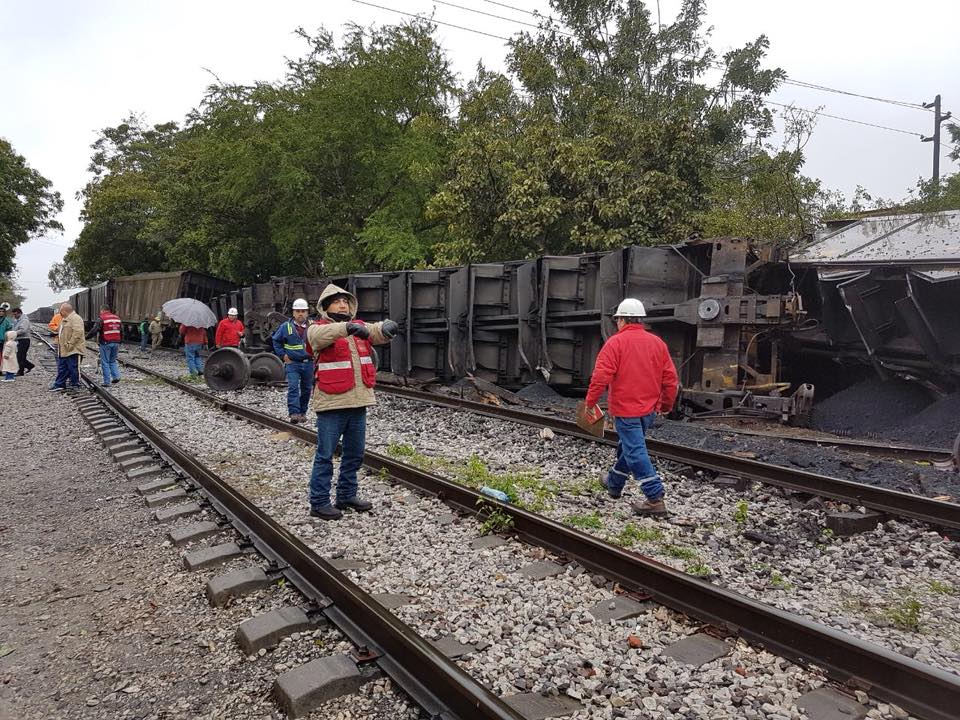 Tren descarrila y cae sobre casa en Tampico
