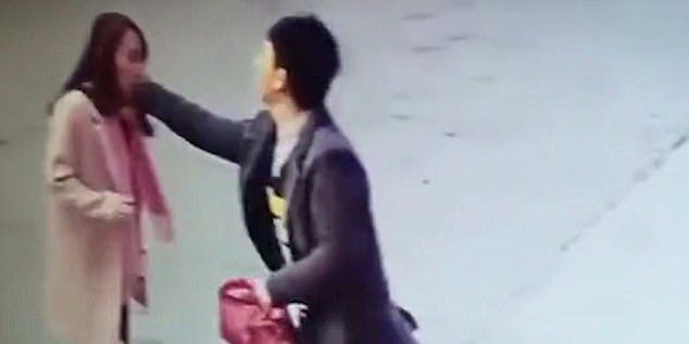 #Video Dueño de tienda en línea golpea a mujer que se quejó de demora