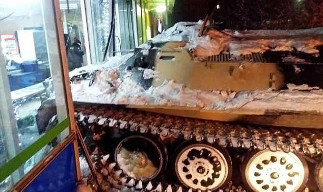 #Video Hombre en estado de ebriedad roba tanque en Rusia