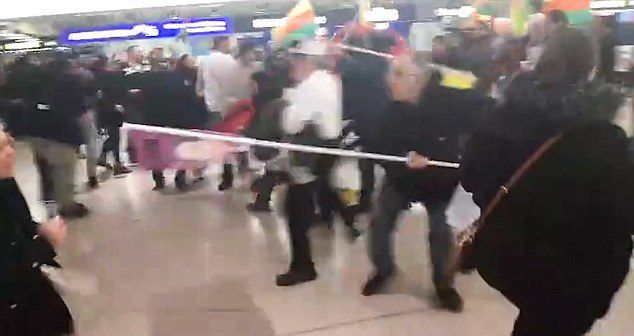 #Video Kurdos y turcos pelean en aeropuerto de Alemania