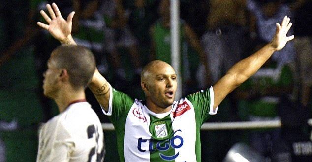 #Video Marca gol en Copa Libertadores y lo festeja abordando camioneta #Video Marca gol en Copa Libertadores y lo festeja abordando camioneta