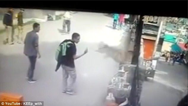 #Video Mono ataca a turista que le enseñó el dedo medio