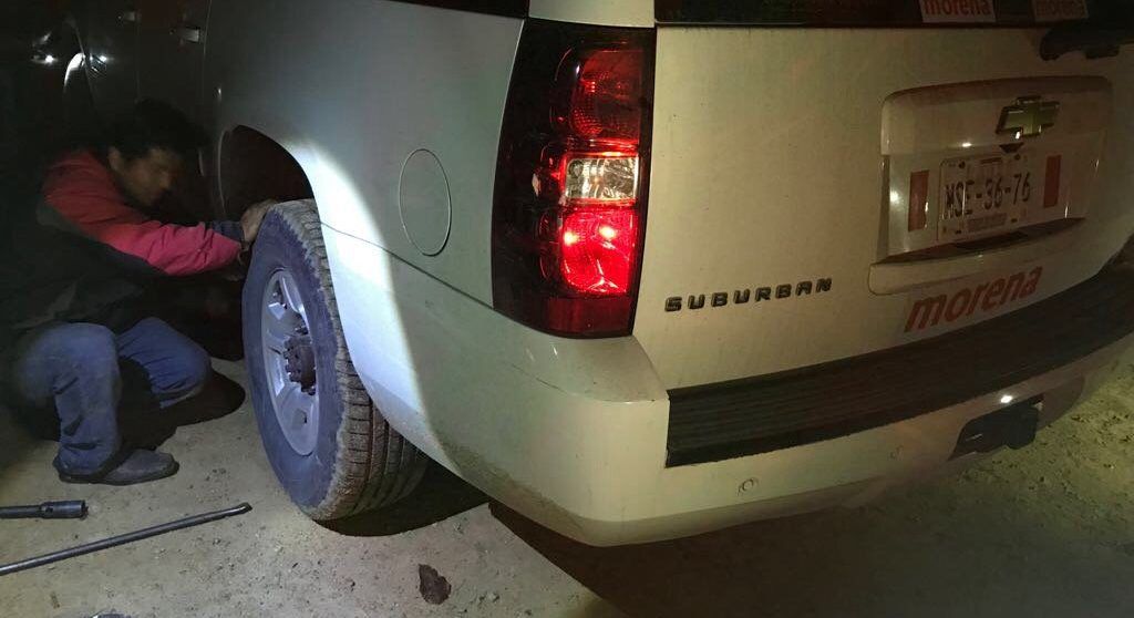 Pobladores ponchan llantas de camioneta de AMLO en Chiapas