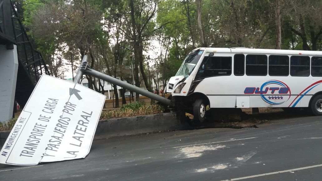 Camión de pasajeros se estrella con poste en Insurgentes Norte