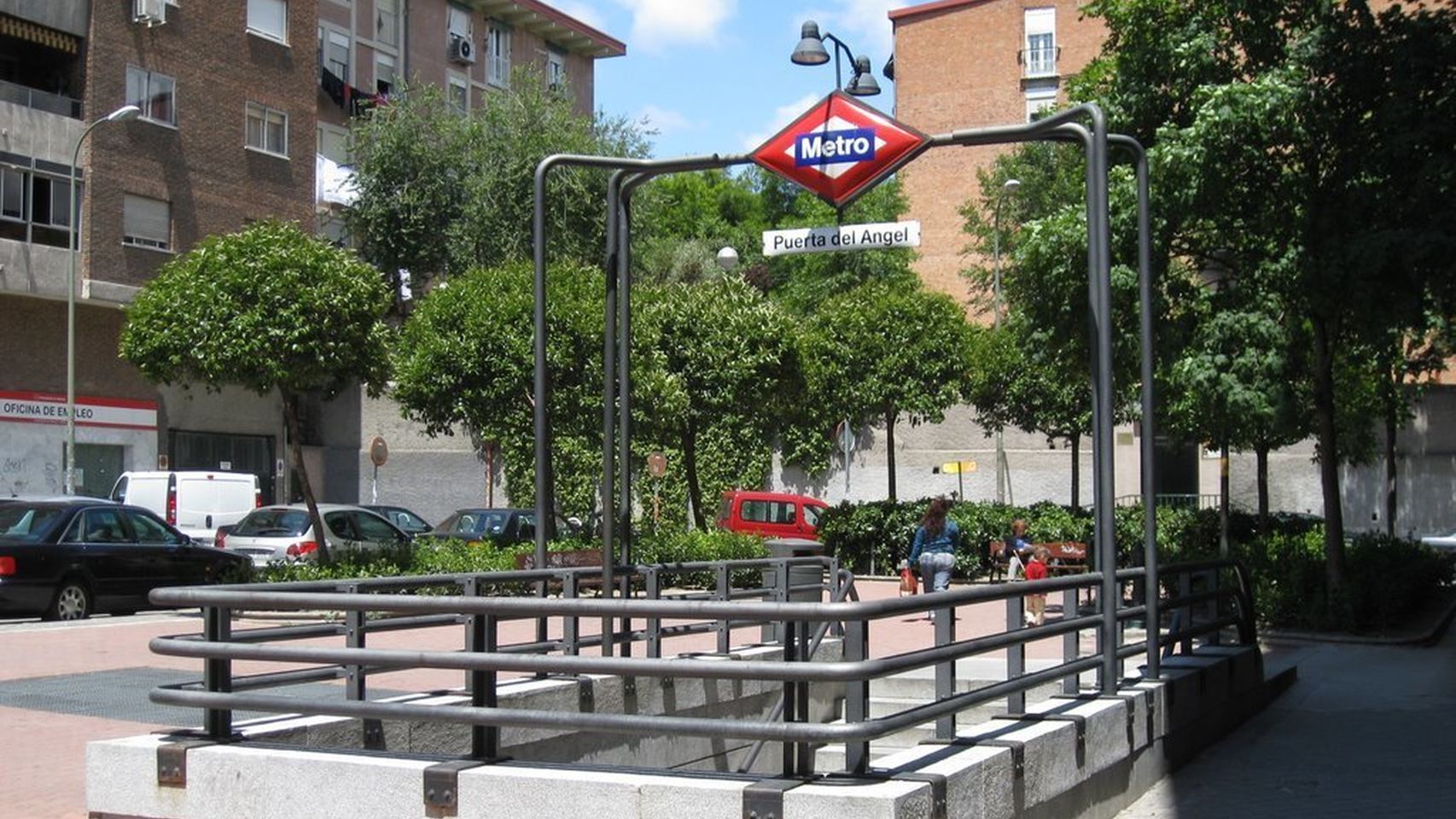 #Video Conductor del Metro ahuyenta a grafiteros con extintor