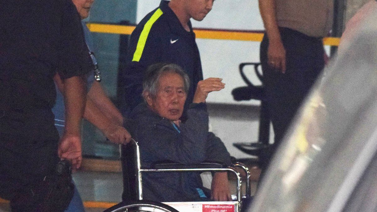 Alberto Fujimori abandona clínica tras recibir indulto de Kuczynski