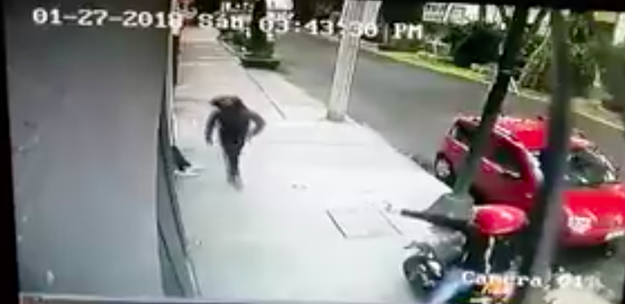 #VIDEO Asaltan a menores afuera de edificio en la Narvarte