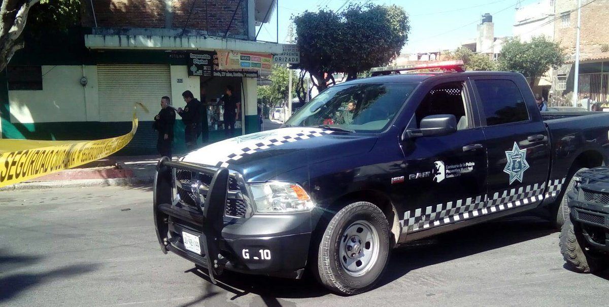 Asesinan a hombre mientras reparaba auto en Guadalajara