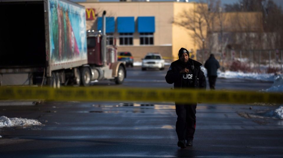 Policía rescata a recién nacido de frío extremo en Toronto