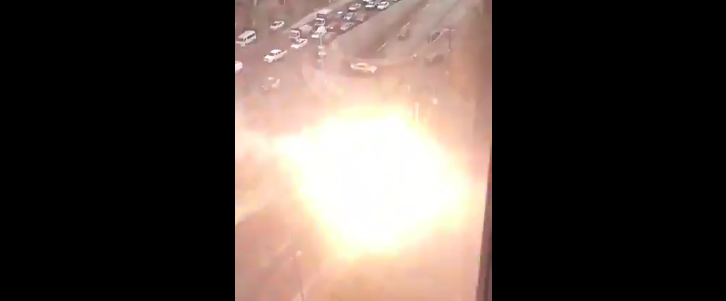 Cable de alta tensión cierra avenida en Nuevo León